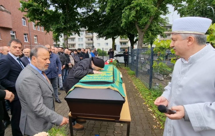 Almanya'da yangında ölen genç defnedildi